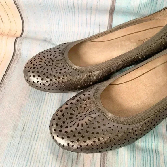 Metallic gray Vionic ballet flats size 7 - Picture 2 of 10